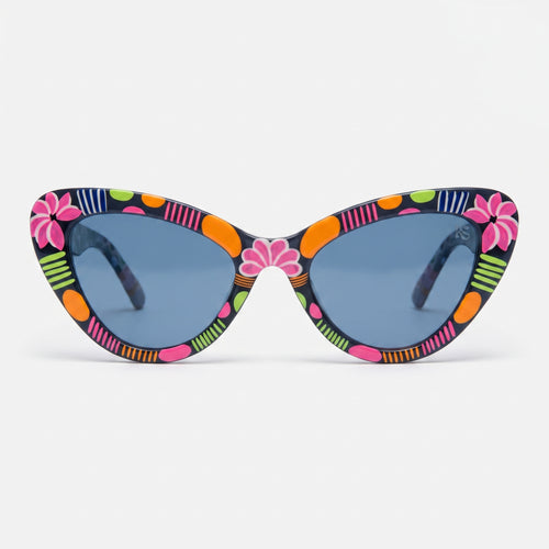 Candy Cat Cat-Eye-Sonnenbrille mit schwarzem Rahmen, pinken Blüten, bunten Mustern und blau getönten Gläsern – Frontansicht.