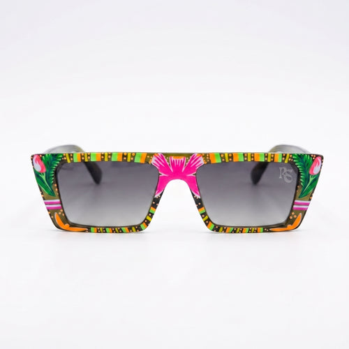 Jungle Joy Sonnenbrille von Rick Shades in Frontansicht: Der kantige, oben gerade Rahmen in Olivgrün ist mit neonpinken Blüten, grünen Palmblättern und rosa Knospen sowie orangen, grünen und gelben Streifen und feinen Punkten verziert, die Gläser haben einen grauen Farbverlauf.